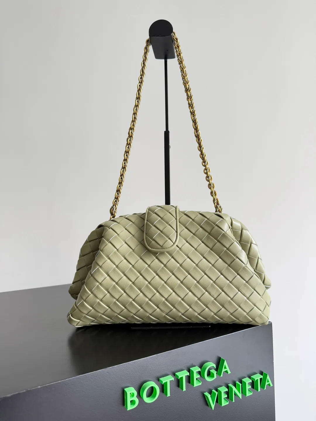 Batch 2260 BOTTEGA VENETA Lady's LAUREN CLUTCH Chain Clutch was inspired by 40 years ago. It is a perfect fusion of classic and modern bags. It is effortless and fashionable for any occasion and at any time. The newly added detachable metal chain allows people to have more ways to carry it. It is grand and elegant. Style No.: 785807 Size: 31.5*16.5*11cm